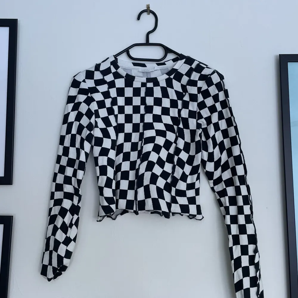 Cool längärmad tröja från Kapphal med mönster. Använd 1 gång, prima skick. Säljer för att den inte faller mig i smaken längre! ☺️ Orginalpris 250! . Tröjor & Koftor.