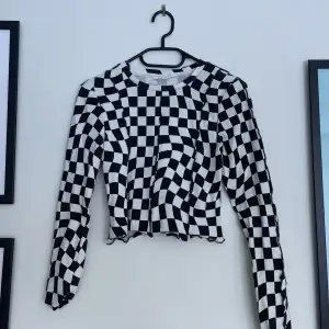 Cool längärmad tröja från Kapphal med mönster. Använd 1 gång, prima skick. Säljer för att den inte faller mig i smaken längre! ☺️ Orginalpris 250! 