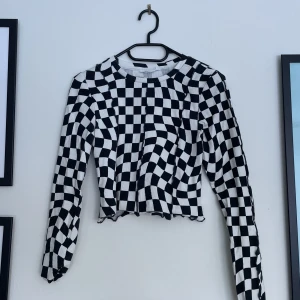 Checkerd Crop-Top - Cool längärmad tröja från Kapphal med mönster. Använd 1 gång, prima skick. Säljer för att den inte faller mig i smaken längre! ☺️ Orginalpris 250! 