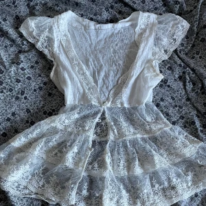 Vit Blus med spets - Säljer min jättefina blus som jag köpte i Italien💕 Den har två hål i spetsen se bild 3 men det är inget man tänker på💕☺️