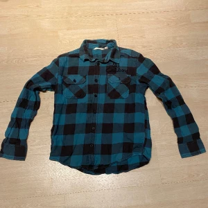 Skjorta - Riktigt snygg skjorta i bra skick. Knappast använd och inga defekter  Kolla gärna in mina andra annonser🤩  Fraktas inom 48h📦📩