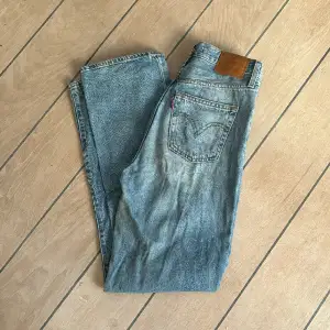 Levi’s jeans, väl använda men fortfarande fina. Nypris 1319kr