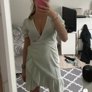 Omlottklänning - Klänning från Nelly.com. Knappt använd och i väldigt bra skick. Skriv för fler bilder❤️