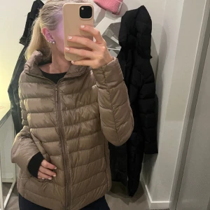 dunjacka  - Superfin dunjacka från uniqlo i storlek M, men passar även mig som vanligtvis har S. Oanvänd, jättebra skick.