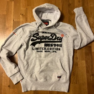 Superdry hoodie - Hoodie i fint skick, ljusgrå med gummerat tryck Storlek S (något stor i storleken)  Prisförslag  Frakt tillkommer 