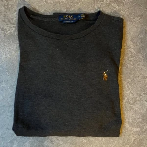 Ralph Lauren tröja - Polo Ralph Lauren tröja mörkgrå. Mycket bra skick och sitter riktigt skönt! Pris kan diskuteras