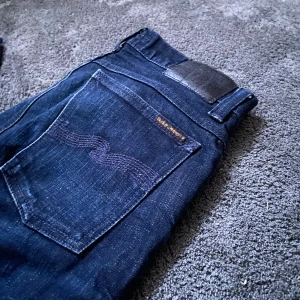 Nudie jeans - Riktigt snygga nudie jeans i storlek 30/28. Bra skick 8,5/10. Hör gärna av er vid fler frågor😁