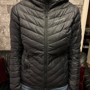 Peak Performance  - Jacka i fint skick, inga hål eller revor. Färg svart Storlek S  Prisförslag  Frakt tillkommer 
