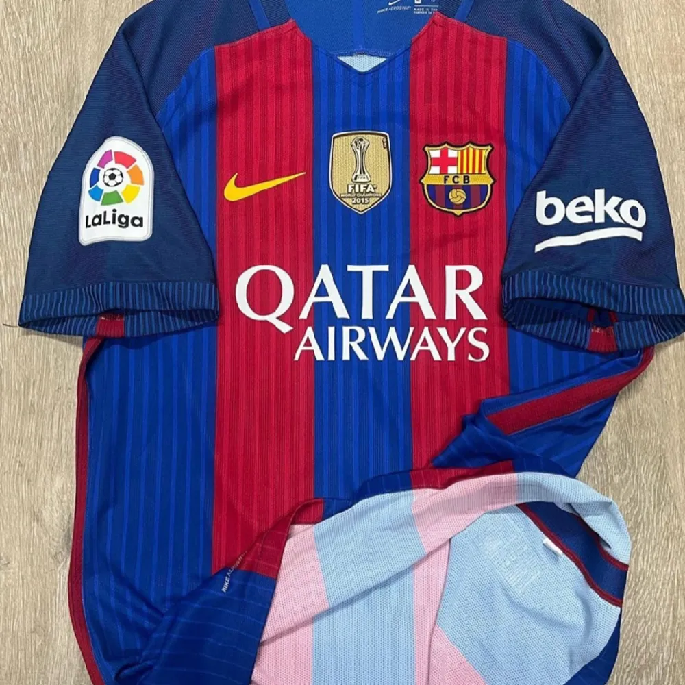 Hej jag söker någon av dessa Barca tröjor den första är 19/20 hemma den andra är 16/17 hemma och den tredje är 21/22 borta den andra kan gärna vara med club world cup men kan även vara utan hälst i Xs- S runt 400-700. T-shirts.