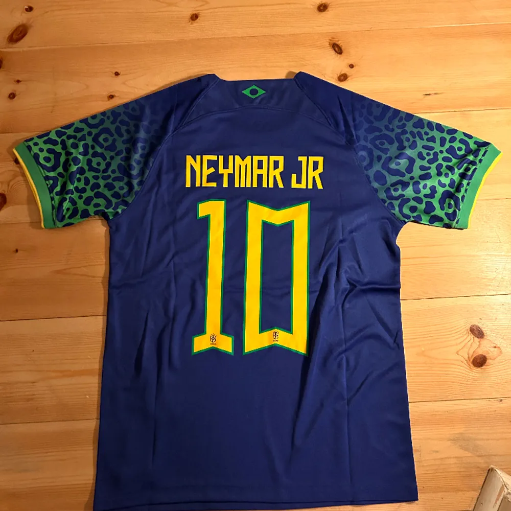 Säljer en Brasilien fotbollströja från säsongen 22/23 med Neymar på ryggen helt oanvänd. Övrigt.
