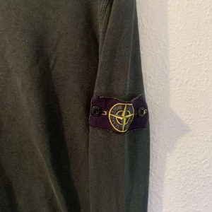 Stone Island sweatshirt - Vill sälja denna Stone Island tröja då jag längre inte brukar använda. Den har används några gånger men finns inga hål eller fläckar. För mer information skriv i Dm💬!