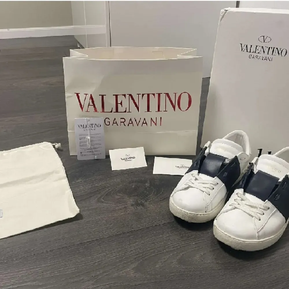 Säljer ett par Valentino skor 42 använda med i gott skick 8/10 har inga slit märken kvitto och box med följer pris ej diskuter bart. Skor.
