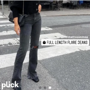 Gina Tricot Jeans - Säljer mina riktigt snygga trendiga flare jeans från Gina med hål på ena knät. jag tror de inte säljs längre. Jag har klippt av dem så de passar mig som är 160-165 ungefär. Lånade bilder men skriv privat för egna så fixar jag. 