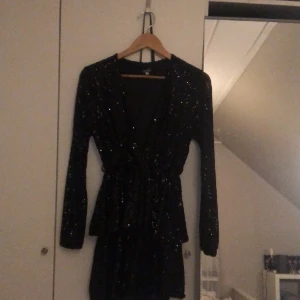 Glittrig festklänning  - V ringad köpt på second hand jag har bara använd den en gång passar jätte bra 
