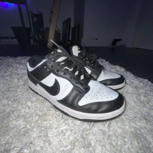 Nike Panda Dunk Low  - Säljer mina ganska så nya panda dunks då dom inte kommer till användning, Snygga skor till sommarn och bra pris för en så ny produkt, Skick 8/10
