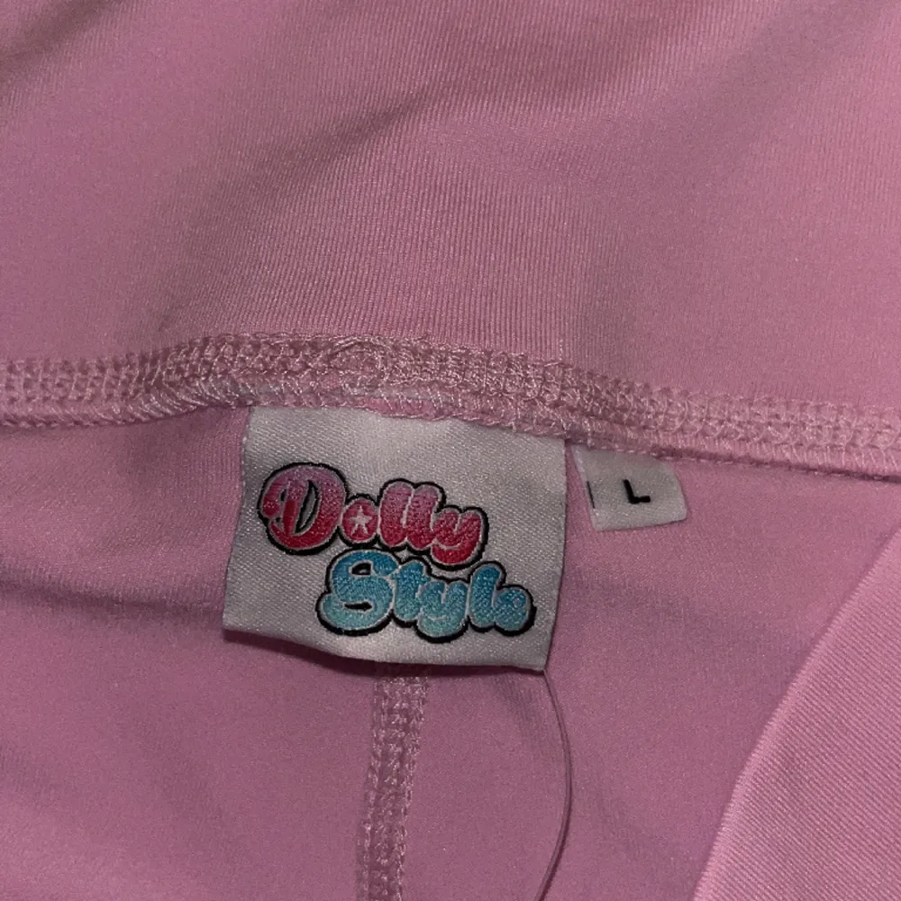 Dollystyle kjolshorts, rosa (Molly). Använda Max en gång, storlek L. Nypris är 199.. Shorts.