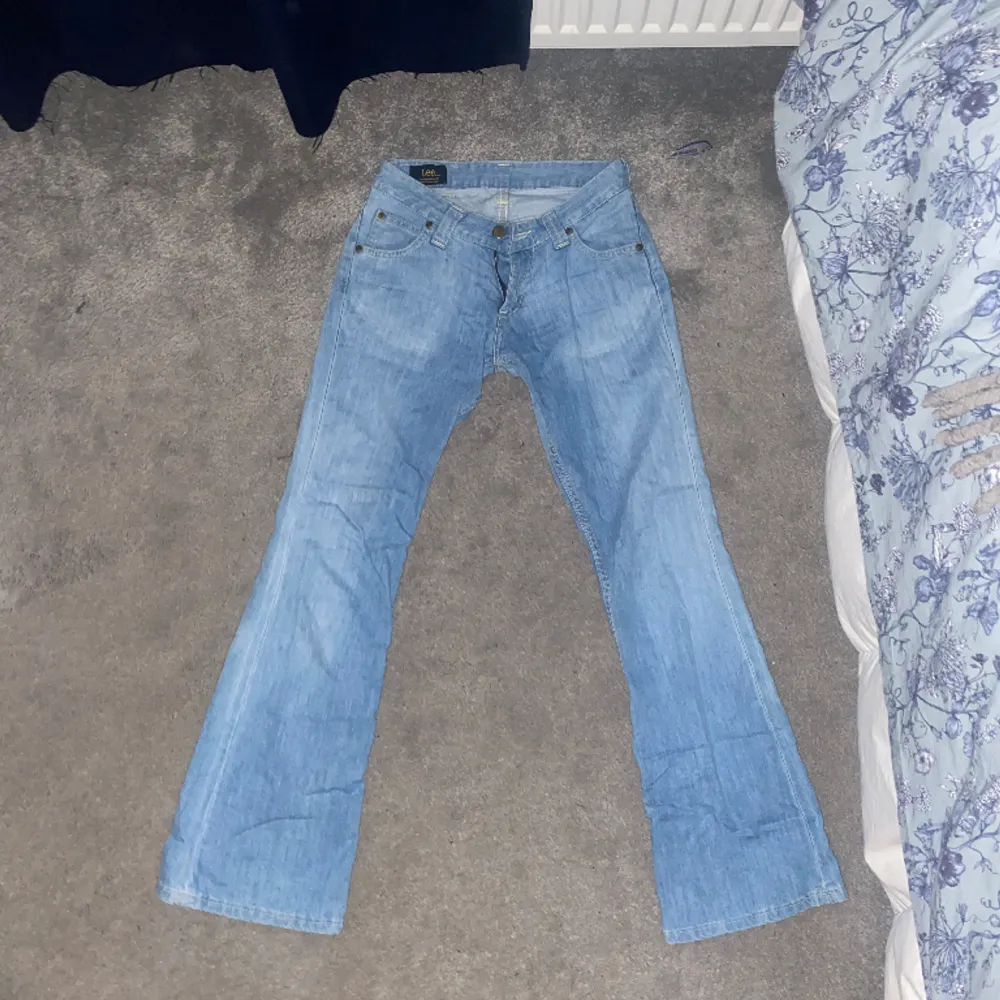 Säljer jätte snygga jeans som tyvärr va för små!  Midjemått: 37 cm rakt över och innebenslängd:77cm. Jeans & Byxor.