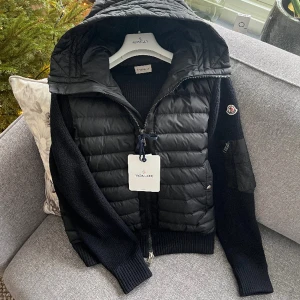 Moncler Cardigan - Säljer denna sköna cardigan i superbra skick. Storlek M, sitter tts. Nypris 12k. Endast jackan ingår. Hör gärna av er vid frågor & funderingar!