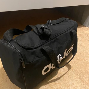 Adidas sportsbag - En jätte fin adidas sportväska som tyvärr inte kommit till nytta, nypris 599kr(pris går att diskutera)💞 Frakt 64kr!