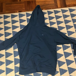 Acne hoodie  - Denna hoodie är knappt använd i storlek xl och kostar nu 3000kr 