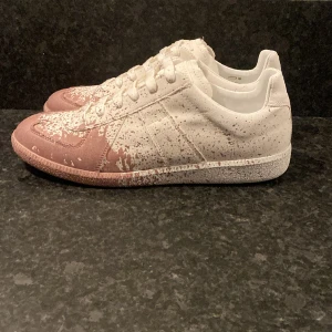 Maison Marigela skor - Sprillans nya Maison Margiela Gats säljs nu i storlek 42. Allt från köpet ingår dvs dustbags box och tags. Hör av er vid fler frågor! 💯👍🏼