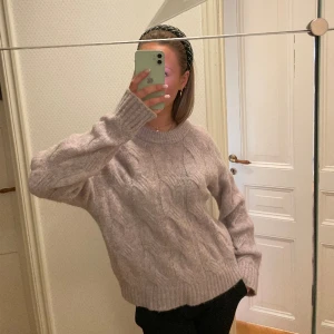 Söt stickad tröja  - Söt stickad tröja från lindex som ej kommer till användning längre  Använd ett fåtal gånger, vid intresse kontakta mig💌