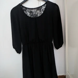 Svart klänning  - En super söt svart klänning iZ byer i storlek S Pris 120kr