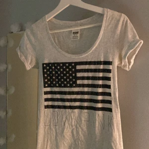 VS t-shirt🎀 - Victoria’s Secret T-shirt med texten ”Love pink” på! Köpte på Sellpy och jag har aldrig använt den. Superbra skick!