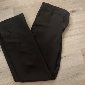 Kostymbyxor - Kostymbyxor från Bikbok i modellen pw Wilma🫶🏻 Klippte en slits på varje ben för tyckte de blev snyggare Bra skick