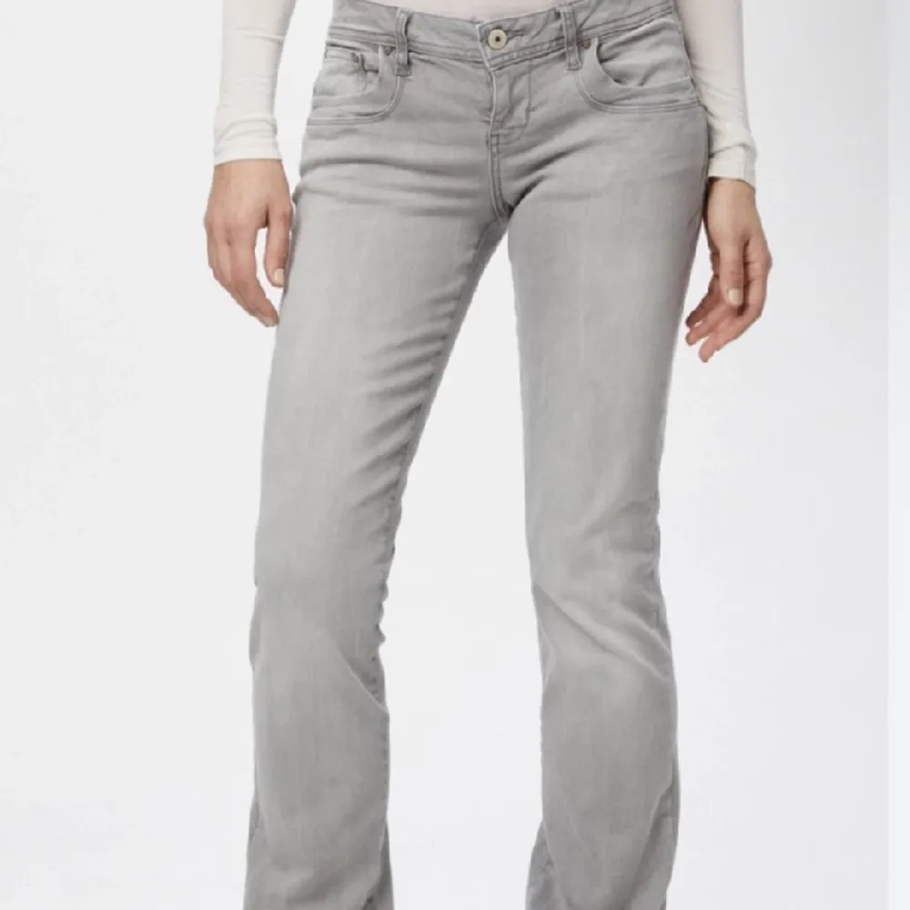 Säljer mina gråa ltb jeans i modellen valerie då dom inte längre kommer till användning💕midjemått ca 38 cm!. Jeans & Byxor.