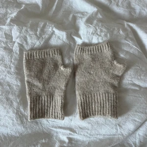 Stickade Torgvantar  - Torgvantar från H&M. Aldrig använda samt slutsålda. Köpa för 99kr - Säljer för 55kr