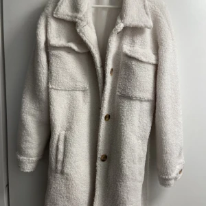 Teddy jacka  - Vit Teddy jacka från missguided. Andvänd fåtal gånger! Fint skick! Passar som en M
