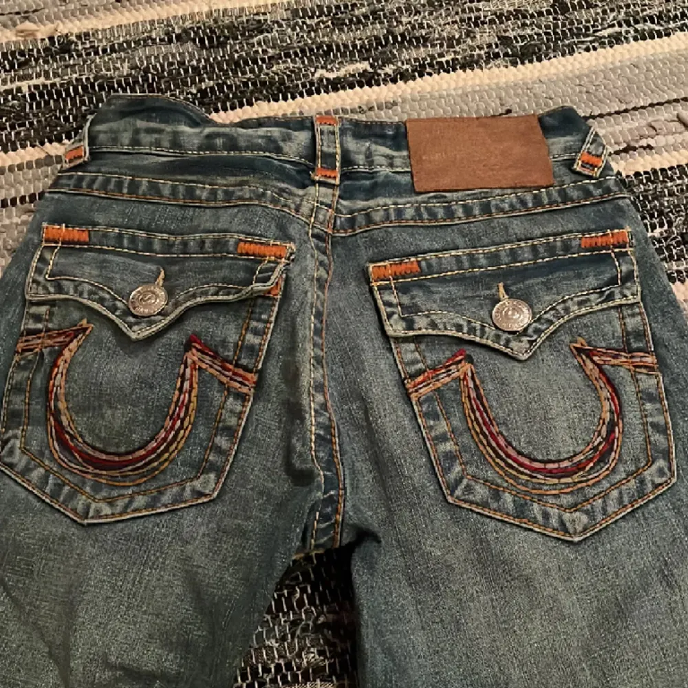 Säljer mina true religion jeans som endast är använda ett fåtal gånger!💖. Jeans & Byxor.