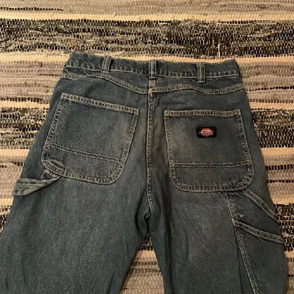 Säljer mina dickies jeans!💖 Dom har en slitning vid ena fickan och jag har gjort en slitt i benen.💕🙏. Jeans & Byxor.