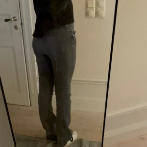 Gråa lågmidjade jeans⚡️ - Assnygga gråa midrise jeans från märket Only💗 Sitter bra på mig som är ca 165 och har storlek 34-36/S💕 Tryck ej på köp nu direkt💗