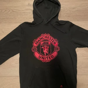 ÄKTA- Manchester United Hoodie - Säljer denna Manchester United Hoodie då den inte kommer till användning. Skicket är bra och storleken är s. Köpt ifrån oficiella hemsidan.