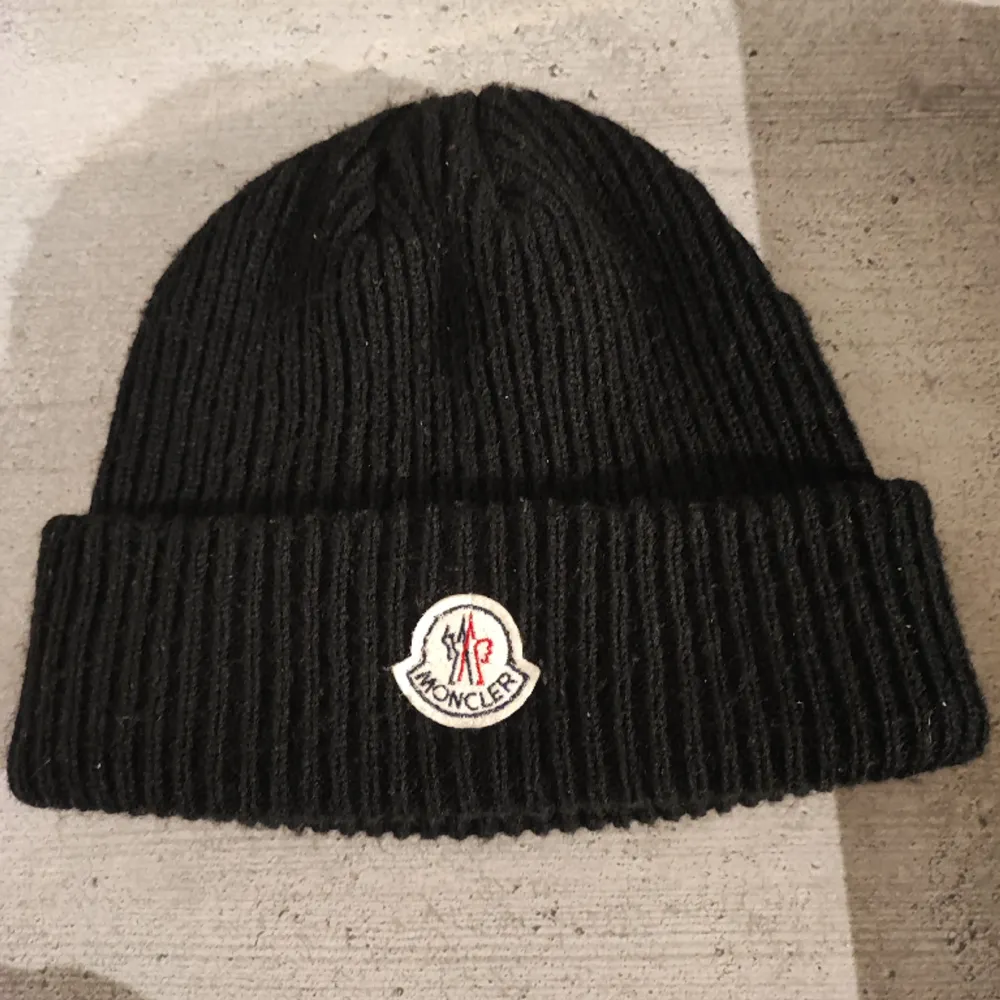 Säljer nu en Moncler mössa 10/10 kondition. 1.1 kopia. Accessoarer.