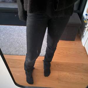 Skitsnygga svarta jeans med slits som tyvärr är för små på mig 💕💕