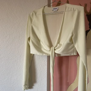 Blus  - Ljusgul blus från Weekday. Ganska genomskinlig! Kan knytas både fram och bak om man har något under☺️Köparen står för frakt 💌  