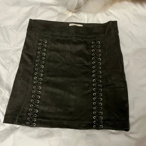 Grön mocka kjol - Grön kjol i mocka med detaljer ✨