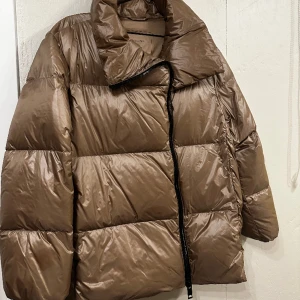 Massimo dutti jacka - Dunjacka från Massimo dutti, använd 2 vintrar så fortfarande bra skick, storlek S men oversized