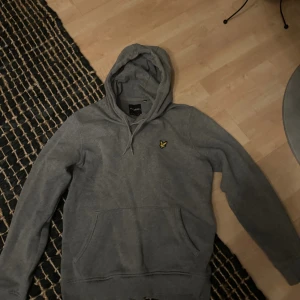 Lyle&scott - Säljer min brors lyle&scott hoodie i grå. Storlek S.