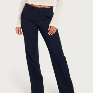 Kostymbyxor Nelly - Supersnygga kostymbyxor från Nelly i färgen navy , lowwaist och straight leg🩷 endast testade. Strl 36🩷 Nypris 499