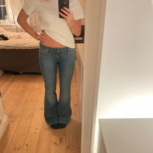 LågMidjade jeans - Helt nya lågmidjade Wrangler jeans, as bekväma och snygga. De är tyvärr för långa för mig…  Måtten är 38 cm i midjan och 84cm i innerbenslängden😊