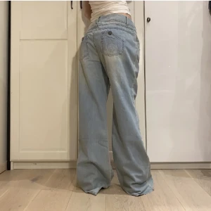 Snygga lågmidjade jeans!! - Köpte här på plick, men dom passade tyvärr inte!    Midjemåttet (tvärsöver)- 47cm Innebenslängden- 86cm   Använder bilderna från den förra säljaren och hon är 170cm och motsvarar ungefär en xs!! 