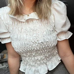 Vit sommartopp  - Köpt på Sellpy men känner inte ett den sitter som jag ville den att göra🤍 Kan mötas upp i Uppsala!