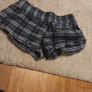 Pyjamasshorts - Jag säljer mina blå vita pyjamasshorts som jag aldrig har andvänt. De är i bra skick💕