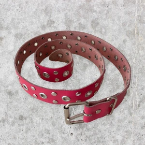 Mörkrosa emo punk drainer skärp - Ett punkigt skärp i färgen mörkrosa. I fint skick. För fler bilder eller mått kontakta mig ✨