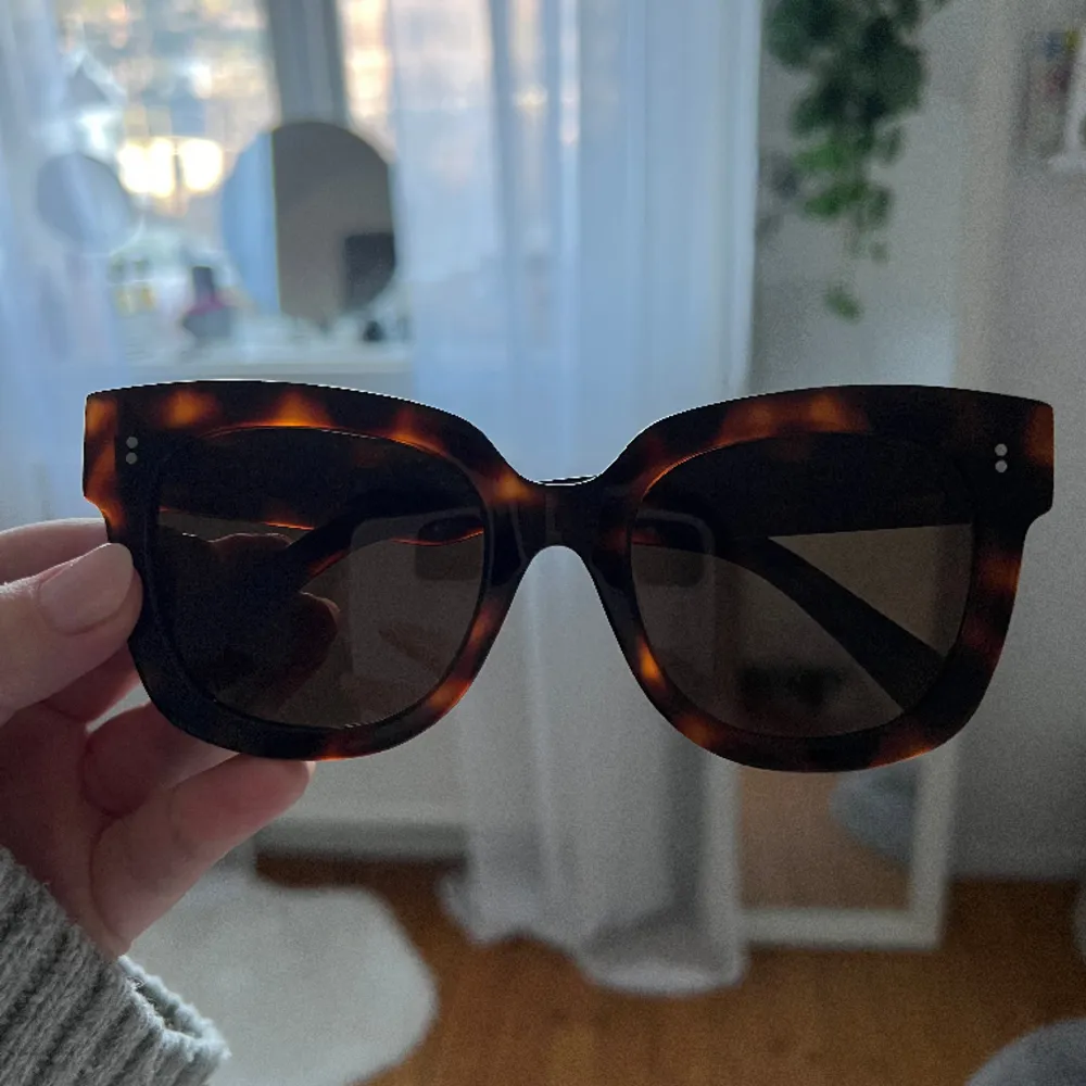 Solglasögon från Chimi i 08 TORTOISE, allt som kom med när jag köpte dem följer med. Köpte dessa i somras men har knapp använt dem. Fodralet som glasögonen ligger i har fått en liten spricka inuti! Köpta för 1250kr - Säljer för 800kr. Asusteet.