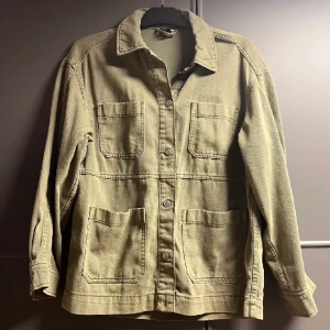 Jeansjacka -  Jättefin jeansjacka i nyskick! Storlek xxs. Använd cirka tre gånger så inga frakturer. 